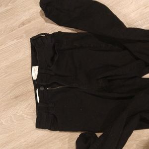Black skinny jeans , universal thread, size 27/4